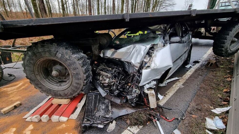 Das Auto verkeilte sich unter dem zweiten Traktoranhänger und wurde bis zum Stillstand des Gespannes mitzogen. Das Auto verkeilte sich unter dem zweiten Traktoranhänger und wurde bis zum Stillstand des Gespannes mitzogen.