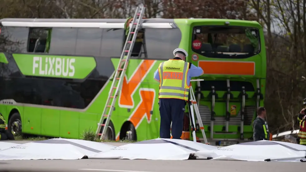 Ein Polizist bei der Unfallaufnahme an dem verunglückten Flixbus 2024 an der A9 bei Schkeuditz.