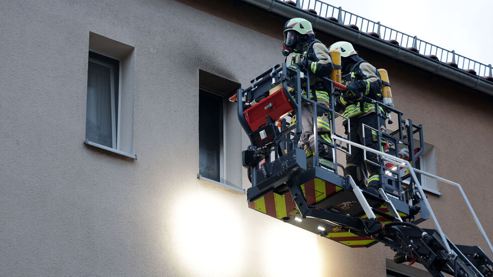 Die Frau musste aus ihrer Wohung im dritten Stock geholt werden.