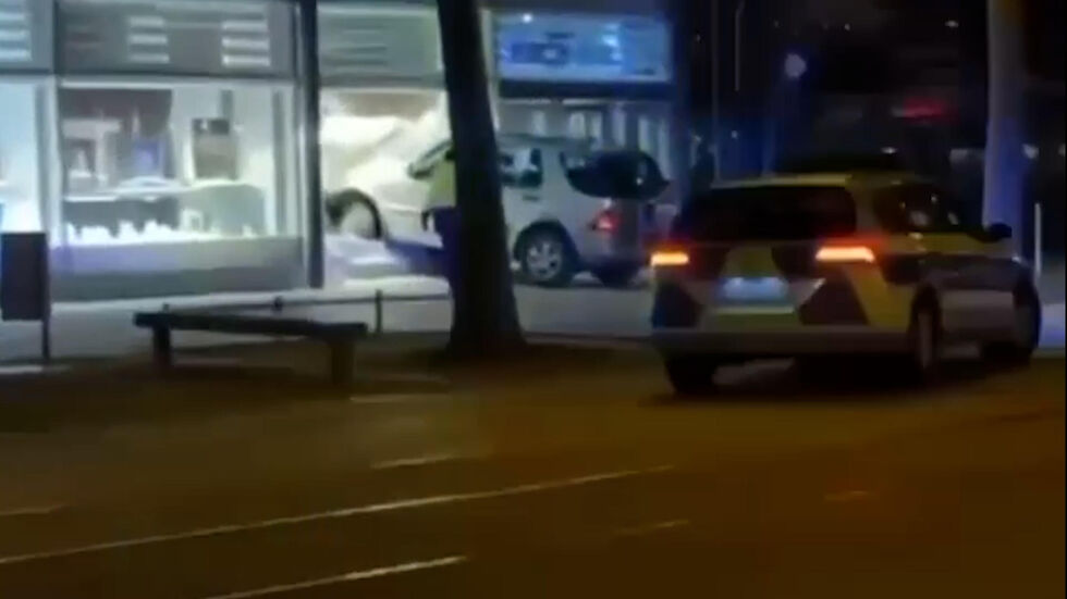 Amateuraufnahmen zeigen das Tatfahrzeug im Geschäft. Amateuraufnahmen zeigen das Tatfahrzeug im Geschäft.