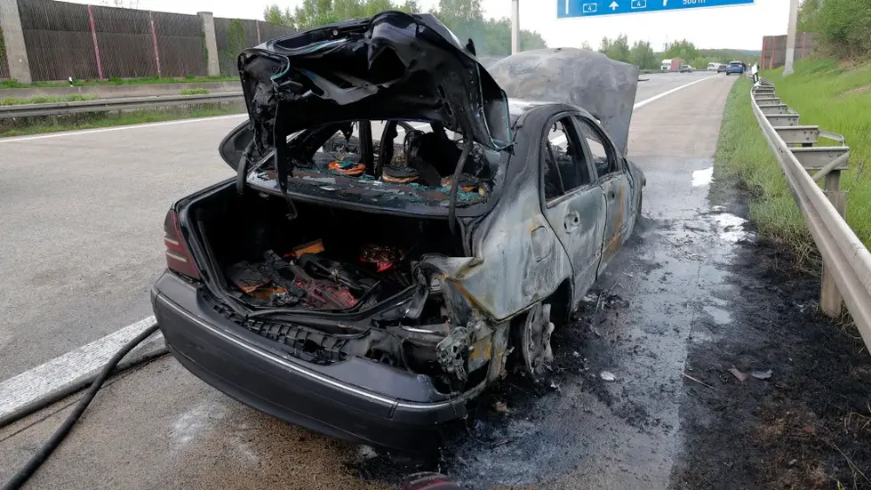 Der Wagen brannte vollständig aus, Schlimmeres konnte jedoch verhindert werden.