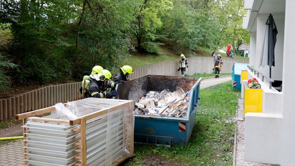 Feuerwehrleute haben den Brand vor dem Wohnblock gelöscht. Feuerwehrleute haben den Brand vor dem Wohnblock gelöscht.