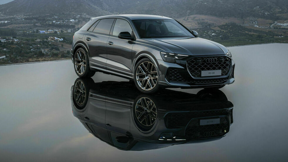 Mit so einen Luxuswagen (Audi RSQ8) krachte der Pole gegen einen Straßenbaum. Mit so einen Luxuswagen (Audi RSQ8) krachte der Pole gegen einen Straßenbaum.