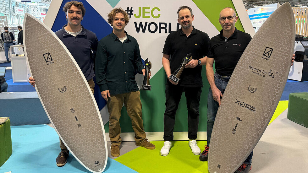 An der Entwicklung der preisgekrönten „Honey Roots Technology“ für die Herstellung von vollständig recycelbaren Surfbrettern wirkten u. a. mit (v. l.): Gabin Verdet und Thilo v. Osterhausen (beide Gun Sails von Osterhausen GmbH), Dr. Jörg Kaufmann (TU Chemnitz/Forschungsgruppe „Composite“) sowie Marc Jolly (Norafin Industries). An der Entwicklung der preisgekrönten „Honey Roots Technology“ für die Herstellung von vollständig recycelbaren Surfbrettern wirkten u. a. mit (v. l.): Gabin Verdet und Thilo v. Osterhausen (beide Gun Sails von Osterhausen GmbH), Dr. Jörg Kaufmann (TU Chemnitz/Forschungsgruppe „Composite“) sowie Marc Jolly (Norafin Industries).