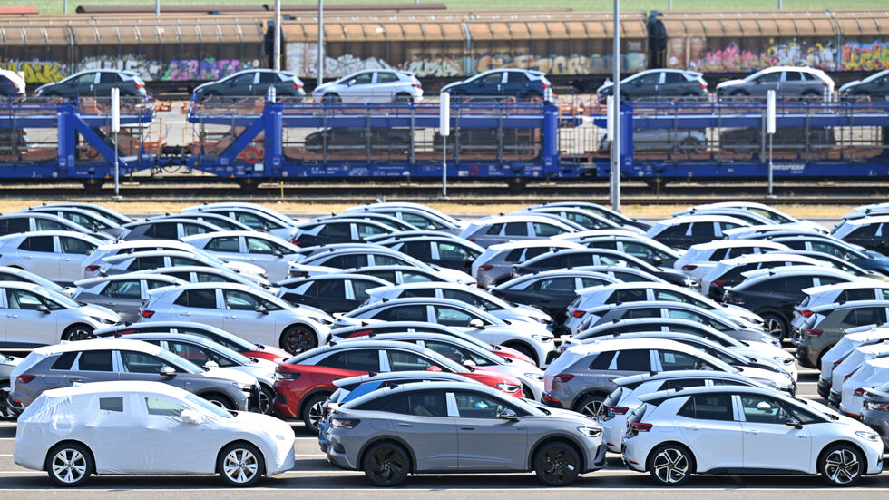 Neue Elektroautos auf einem Platz am Volkswagen-Werk in Zwickau.