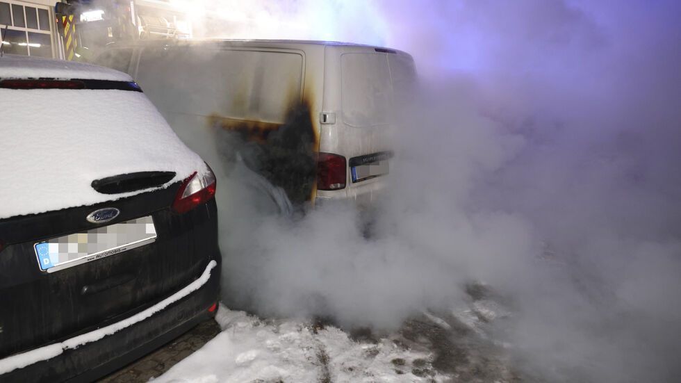 Bei dem Feuer wurde das Heck des Transporters beschädigt. Bei dem Feuer wurde das Heck des Transporters beschädigt.